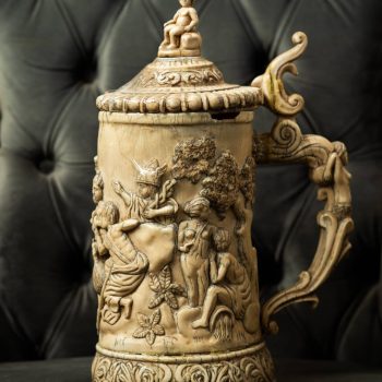 Caneca tipo Stein com relevo clássico — provável século XIX