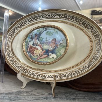 Prato decorativo de porcelana com cena pastoral — Estilo Rococó