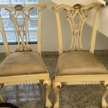 Par de cadeiras estilo Chippendale em madeira entalhada