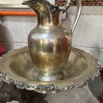 Gomil Jarra e bacia em metal prateado com decoração floral em relevo